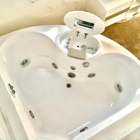 Stanza E Bagno Privato, Idromassaggio Con Extra Fee, In 3*