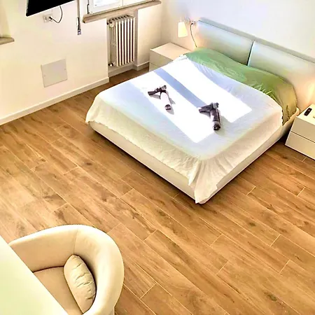 Couette-café Stanza E Bagno Privato, Idromassaggio Con Extra Fee, In